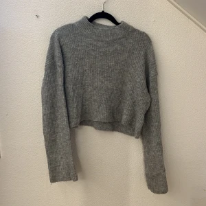 Grå stickad tröja - Grå stickad H&M tröja. Jätte stretchig och mjuk. Har bara använt 2 gånger. Är stor i storlek men står XS