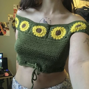 Virkad off shoulder topp - En jättefin off shoulder topp som jag virkade i sommar!! Den passar M/ liten L . De finns ett virkar band som man kan spänna till i midjan. SKA HANDTVÄTTAS