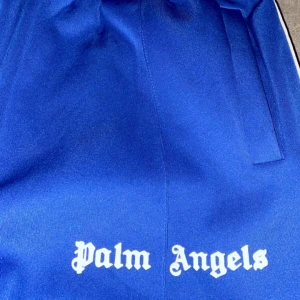 Palm Angels byxor  - Palm angels byxor mörkblå. säljer pågrund av att ja tröttnat på färgen använda 3 gånger. skriv privat för mer info.