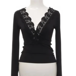 Ginatricot blus  - Svart blus från Ginatricot men köpt på sellpy jag har aldrig användt den🖤