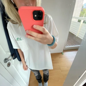 T-shirt  - Säljer denna sprillans nya uniqlo T-shirten då den inte kom er till användning!! De e bara i skriva om mer bilder eller om ni har frågor✨