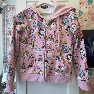 Tokidoki gutetama tröja - Mjukiströja mönstrad med tokidoki och gudetama