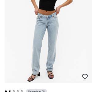 Säljer dessa fina jeans från monki, sparsamt använda. Jeansen är midrise. Pris går eventuellt att diskutera 