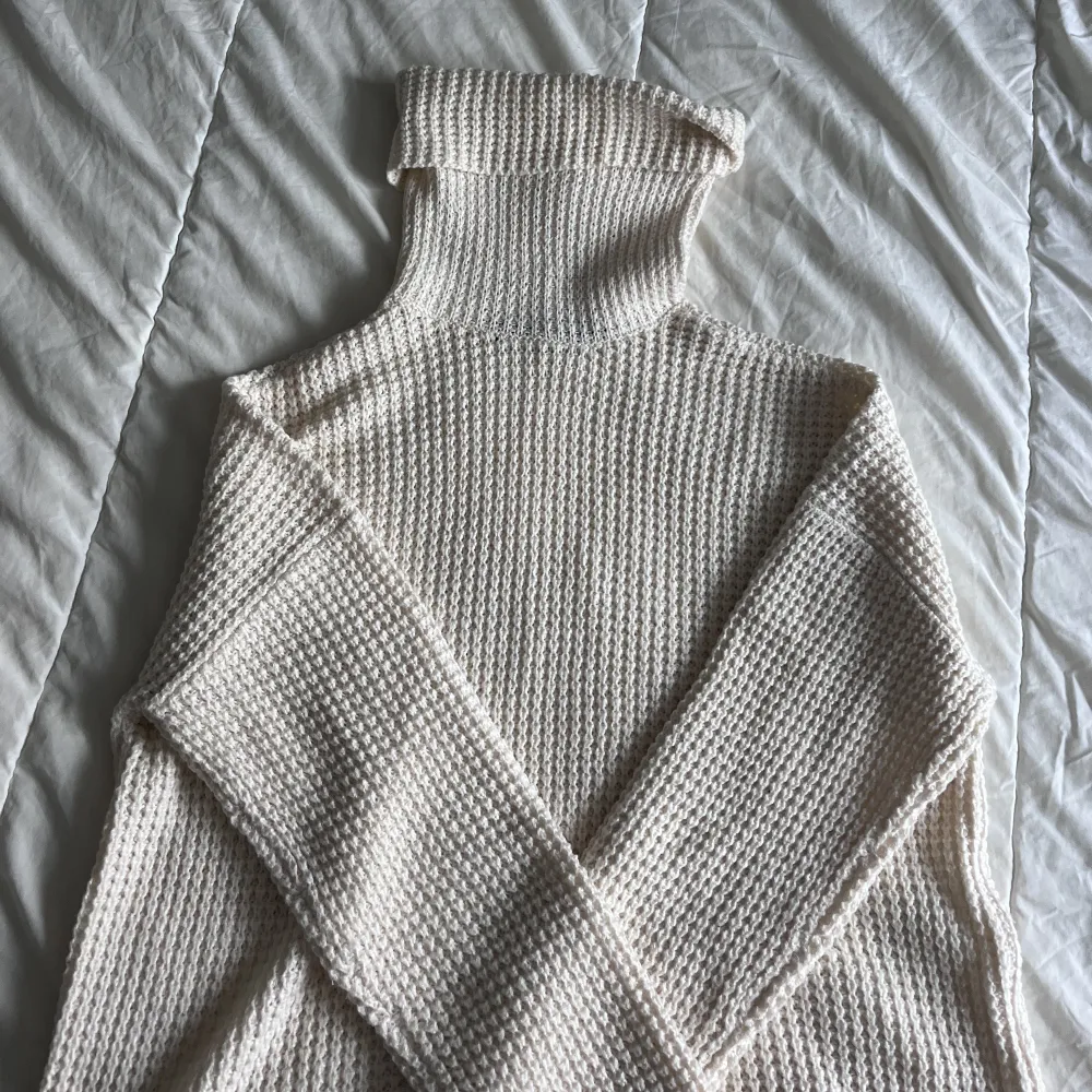 Stickad tröja från Vero Moda! Säljer då den har blivit för liten för mig😊 Frakt kan disktueras! :). Stickat.