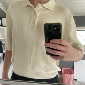 Stickad Pikétröja  - Säljer denna stickade piké då jag knappt använt den. Storlek M men sitter oversized.  Hör av er vid frågor🤘