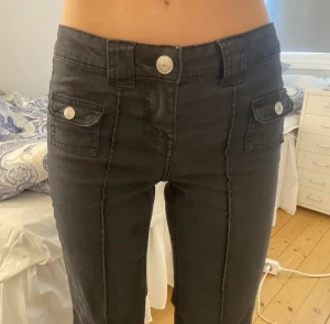 H&M jeans - 💘Säljer dessa helt slutsålda jeans från H&M! 💘De är uppsydda några cm men det går att sprätta upp! Skriv för fler bilder. Måttet rätt över midjan är 38cm💋(första bilden är lånad) 