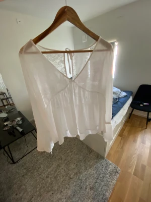 Vit blus  - Jag säljer en vit blus, för ett den tyvärr blivit för liten. Köpt på Åhléns för 400kr