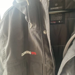 Vinterjacka Didrikson - Storlek S men stor i Storlek, passar en L med hoodie under och då är det fortfarande mkt plats över.  Håller värmen bra