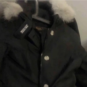 Woolrich jacka  - En vinter jacka ifrån wollrich använd en vinter och har mera bilder ifall ni vill se så skriv! 
