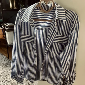 Blus/tunn jacka marin stil  - Blus i marin stil med guldknappar. Oanvänd. Otroligt fin. Nypris 899:-