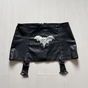 Minikjol  - kort kjol i fake läder, mycket tunt material. Super skick!  🤝🫶🫶🫶