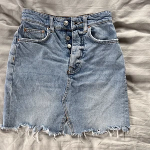 Jeanskjol  - Blå vintage jeanskjol från Ginatricot💞💞 Säljer då den tyvärr är för liten så har dessvärre ingen bild på😢