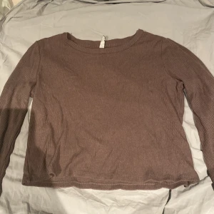 Fin grå-brun tröja - Denna tröjar är så himla fin. Lite stor men det funkar.😍 jag har bara provat när jag fick hem den fast den va i fel storlek💘  Den är i M⚡️😍  Det är en vacker tröja som är typ mjukis Matreal sen är den ribbad🫶🏼  ⚠️TVÄTTAS INNAN SKICKAS⚠️ 95% ny skick 