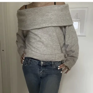 Off shoulder stickad tröja - Säljer denna stickade tröja från hm🤍 Köp gärna via köp nu så får du gratis frakt 