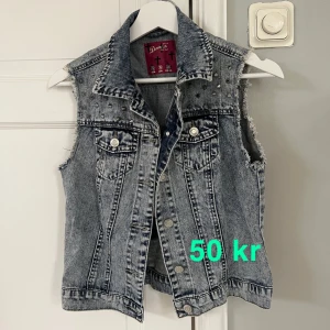 Jeansväst - Jeansväst med detaljer