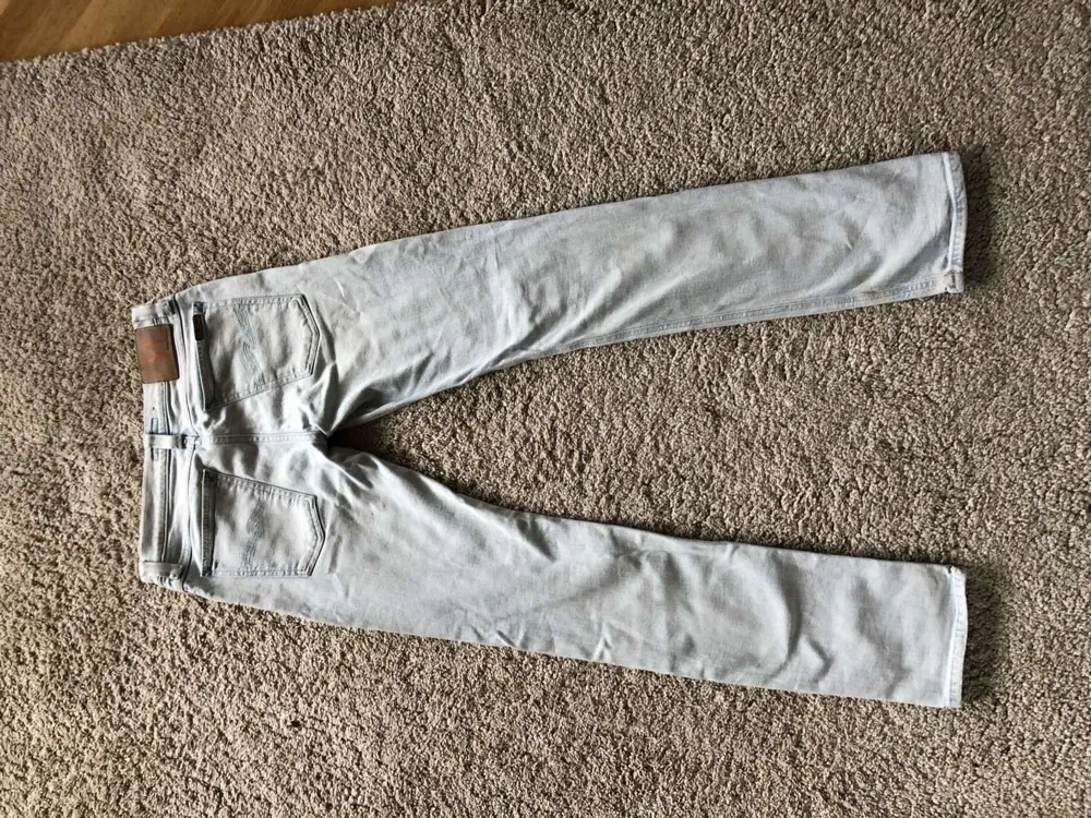  Nudie jeans i gott skick! Size 29/32 Färg:Grå  . Jeans & Byxor.