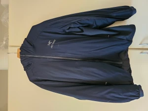 Arcteryx Atom Lt - Använda 10 gånger max. Ett litet hål på armbågen efter fall. Har satt på en textil lapp. Kan lätt ordnas själv eller av en skräddare. Nypris 2990.