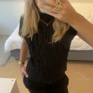 Svart topp - Superfin svart topp perfekt nu till hösten❣️ Funkar som både partytopp och till vardags🪩 Nyskick, använd 1 gång!!