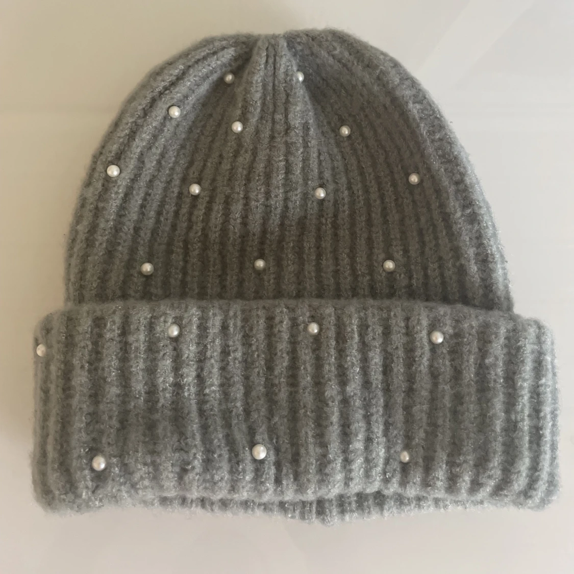 Grå mössa med pärlor