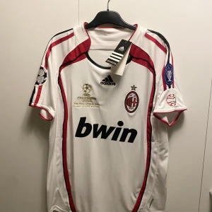 Retro Milan 2007 CL final tröja - Helt nytt skick och oanvänd fotbollströja, inga tecken på slit, Maldini på ryggen, Milan hade denna modellen när de vann CL finalen 2007, har alla loggor och stämplar som originalet, Storlek S/M, pris kan diskuteras