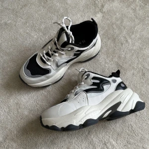 sneakers från na-kd - Använda 1 gång. Säljes pga förstora Storlek 37