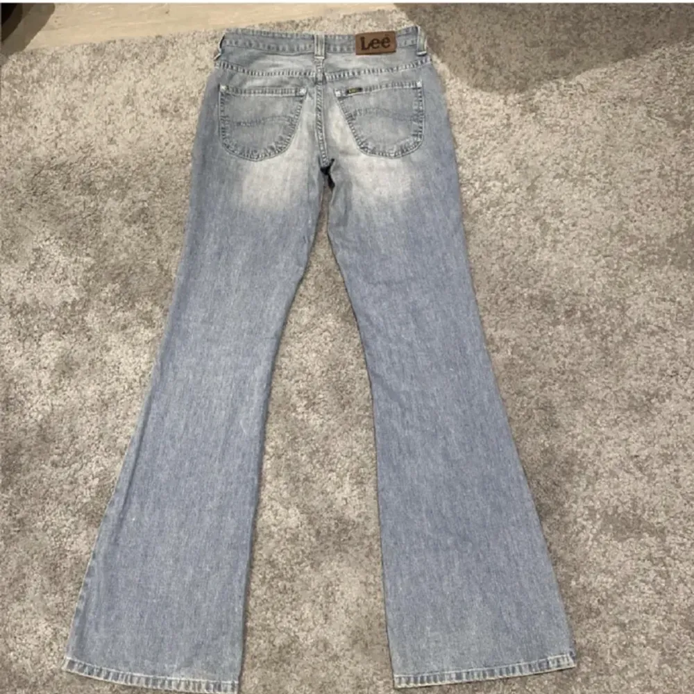 Säljer de här lågmidjade ljusblå bootcut jeansen från Lee. Köpte de av en tjej på Plick men det är tyvärr för små på mig. Jag är 175 och som ni ser på sista bilden går de hela vägen ner🥰. Skriv vid frågor!. Jeans & Byxor.