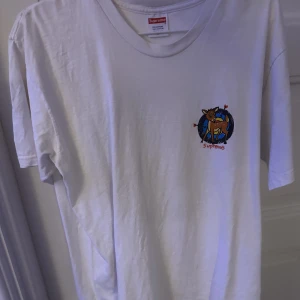 Supreme deer t-shirt  - Äkta supreme T-shirt som är i superbra skick då den endast är använd ett par gånger. Kvitto finns. Kom gärna med bud eller skriv om du har några frågor