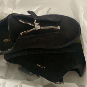 Arigato skor  - Säljer dessa arigato skor. Använd skick/ därav pris.  Kvinna!  Dustbag medföljer. Kan gå ner i pris ❤️ Super små defekter innanpå flärparna/ kan skicka bild. Men absolut inget man märker eller ser. Rengörs innan dom skickas! 