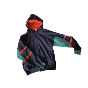 Hoodie - Cool huvtröja i storlek s. Den har en röd färg fläck på ena armen (se bild 2) men annars helt fel fri💕