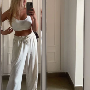 Linnebyxor  - Supersnygga linnebyxor från zara som tyvärr inte kommer till användning längre❤️jättefint skick😚har storlek XS-S, byxorna är i M men passar för de storlekarna bepriende på hur man vill att dom ska sitta 