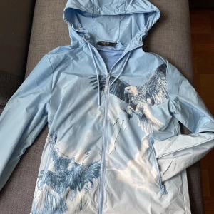 Trapstar jacka - Jacka från Trapstar i bra skick 8/10✅ Har använt den i cirka 1 år, perfekt att ha under hösten men också våren, skriv om du har prisförslag eller andra frågor om varan,tack😁