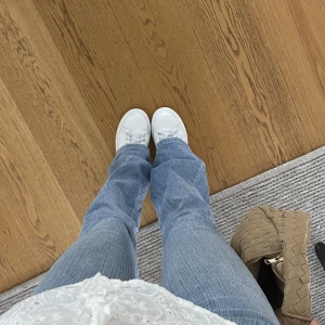 Jeans - Så snygga Lee jeans! Storlek W27/L33🫶🏽 Så bekväma och väldigt snygga, perfekt till skolstarten❤️ Jag är 167 cm lång!