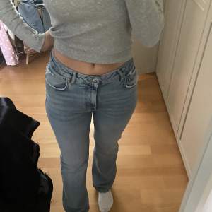 Lågmidjade jeans från bikbok! Använda 1 gång (bra skick) storlek 28/32 men skulle mer säga att dom är en 26 eller 27/30. Köparen står för frakten! 