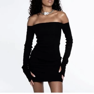 Adsgn off shoulder klänning - Säljer denna jättefina off-shoulder klänning från a-dsgn. Endast använd en gång. Storlek XS