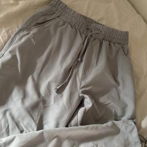 Ett par fina gråa byxor från A DSGN, storlek xxs. Säljer denna vara i o med att dom är för långa på mig. Passar för dig som är 1,65 cm uppåt!