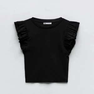 Zara Volangtopp - Säljer denna jättesöta volangtopp från zara. Sjukt fin men kommer tyvärr inte till användning för mig. Säljer för 50 kr + frakt. DM för fler bilder❤️