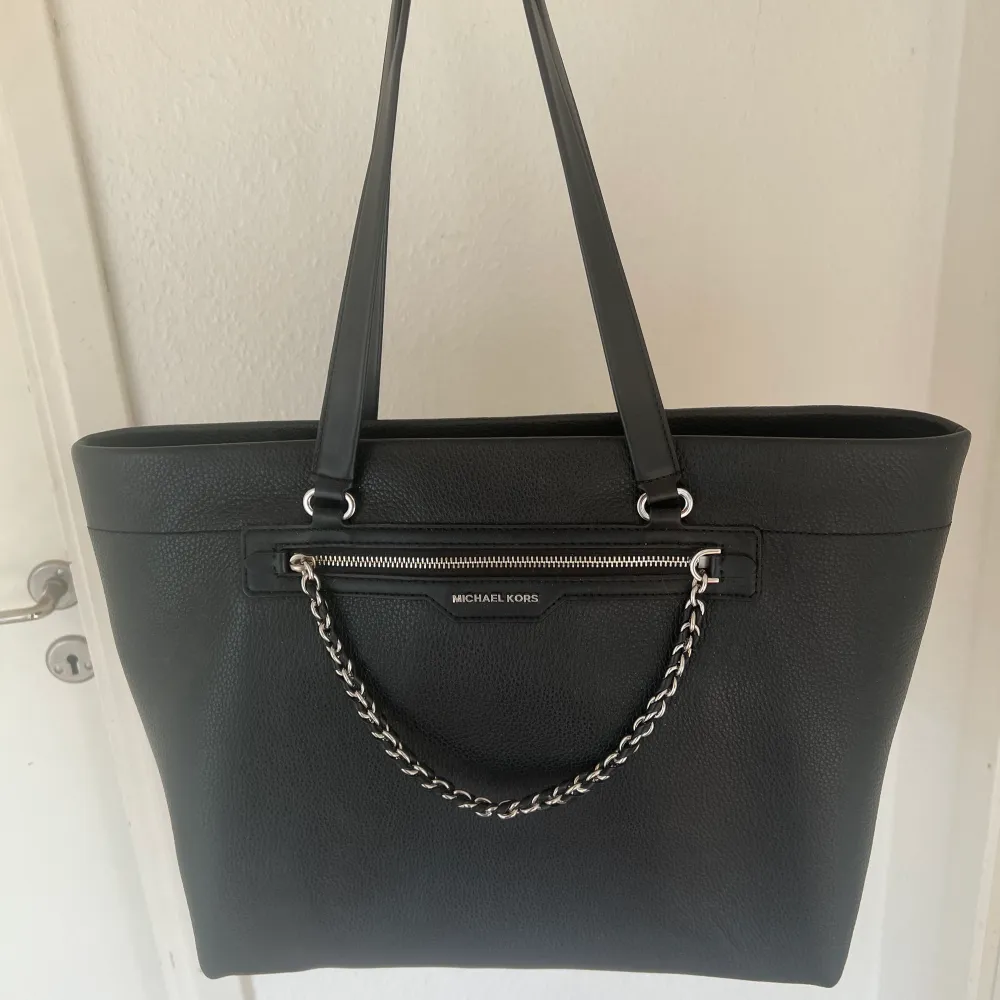 Säljer denna jättefina väska som är köpt på zalando för några månader sedan. Säljer då jag vill köpa en annan väska🙌🏼 Den är slutsåld på zalando och nypris ligger runt 3000 säljer för 2000 då den är i bra skick🙌🏼💗 pris kan diskuteras🥰tryck ej på köp nu💗. Laukut & Käsilaukut.