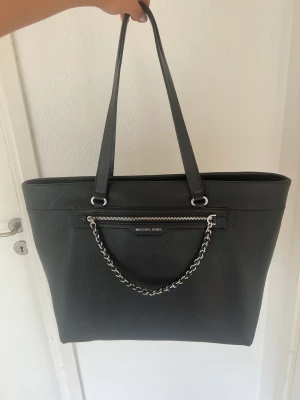 Micheal kors väska - Säljer denna jättefina väska som är köpt på zalando för några månader sedan. Säljer då jag vill köpa en annan väska🙌🏼 Den är slutsåld på zalando och nypris ligger runt 3000 säljer för 2000 då den är i bra skick🙌🏼💗 pris kan diskuteras🥰tryck ej på köp nu💗