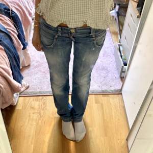 Skitsnygga lågmidjade jeans från märket Replay!  Passar mig som 174 cm lång och storlek i midja 27-28!  
