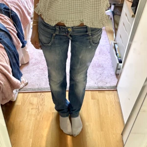 Lågmidjade jeans - Skitsnygga lågmidjade jeans från märket Replay!  Passar mig som 174 cm lång och storlek i midja 27-28!  
