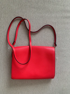 Röd väska - Röd axelremsväska från H&M, aldrig använt! 
