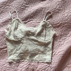 Topp  - En fin topp, använd ett fåtal gånger, är i bra skick. Storlek XS men kan även passa S. Man kan spänna banden. Inga defekter.  