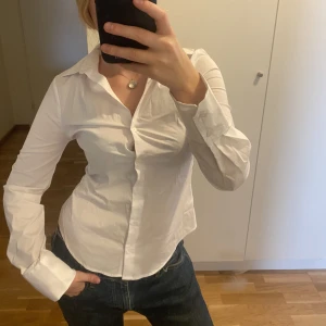 Helt oanvänd Zara skjorta  - Säljer denna oanvända zara skjorta med prislappen kvar! Skitsnygg men har en liknande🌸