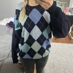 Vintage stickad tröja - Jättefin vintage sticka tröja ifrån Lyle&Scott! I bra skick och relativt tjockt material. 