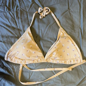 Bikiniöverdel  - Triangelbikini i en begie färg med snäckor på. Använd ett fåtal gånger. Säljer pga fel storlek. 