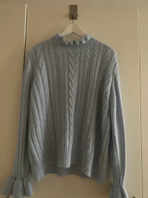 Blå stickad Zara tröja - Säljer nu denna otroligt fina blå stickade och helt slutsålda stickade tröja ifrån Zara då den tyvärr inte längre kommer till någon användning. Tröjan har inga defekter och är enbart använd 1 gång. Vid frågor är det bara att skriva🤍