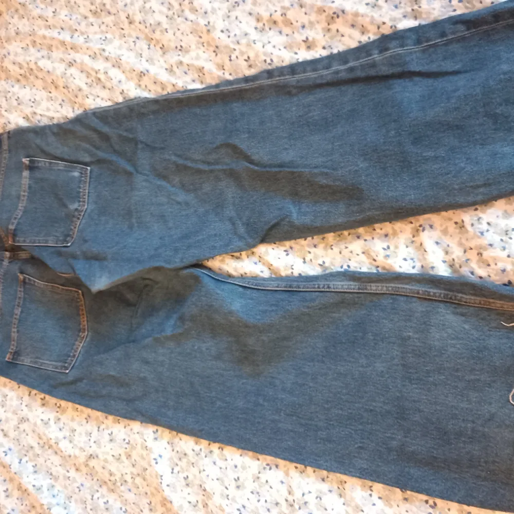 Lowwaist jeans från Monki. Har använts flitigt men är fortfarande i ganska bra kvalité! De är klippta längst ned i benen så de är lite frasiga. . Jeans & Byxor.