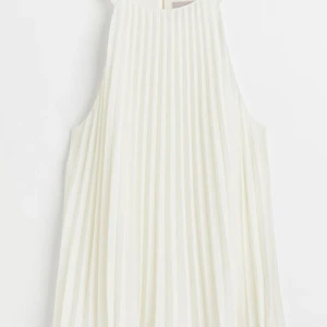 Plisserad blus - Säljer nu denna fina blus från hm! Den är i väldigt gott skick❤️ (kom privat för egna bilder🥰)