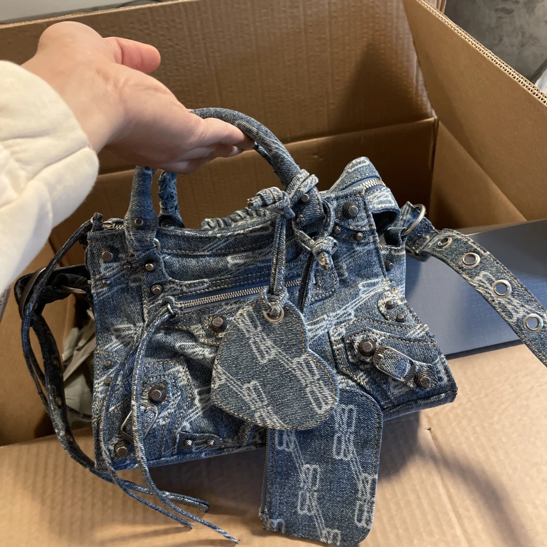 Balenciaga Le Cagole denim väska 