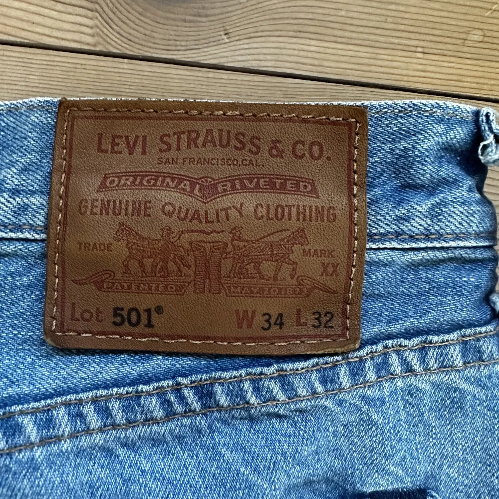 Säljer nu mina sjukt prisvärda jeans för 350kr bara för dig kompis, då jag har vuxit ur dem. Ny pris 1099kr. Sparsamt använda 9/10 skick.. Jeans & Byxor.